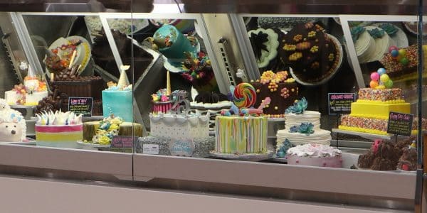 Market Trends – HIGH-VOLTAGE CAKE DESIGN – Choosing a Display to Make it Shine